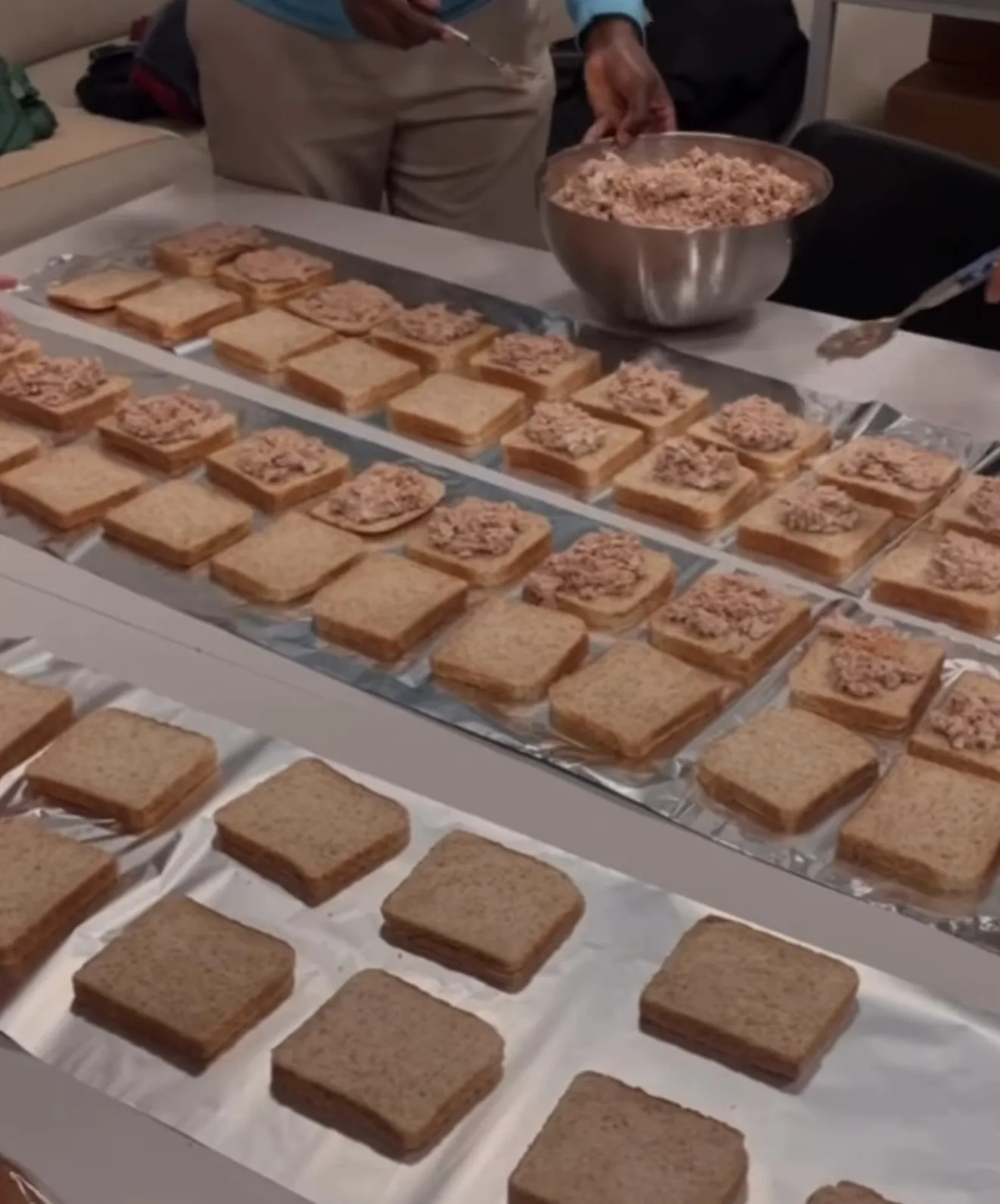 Préparation des sandwichs au thon